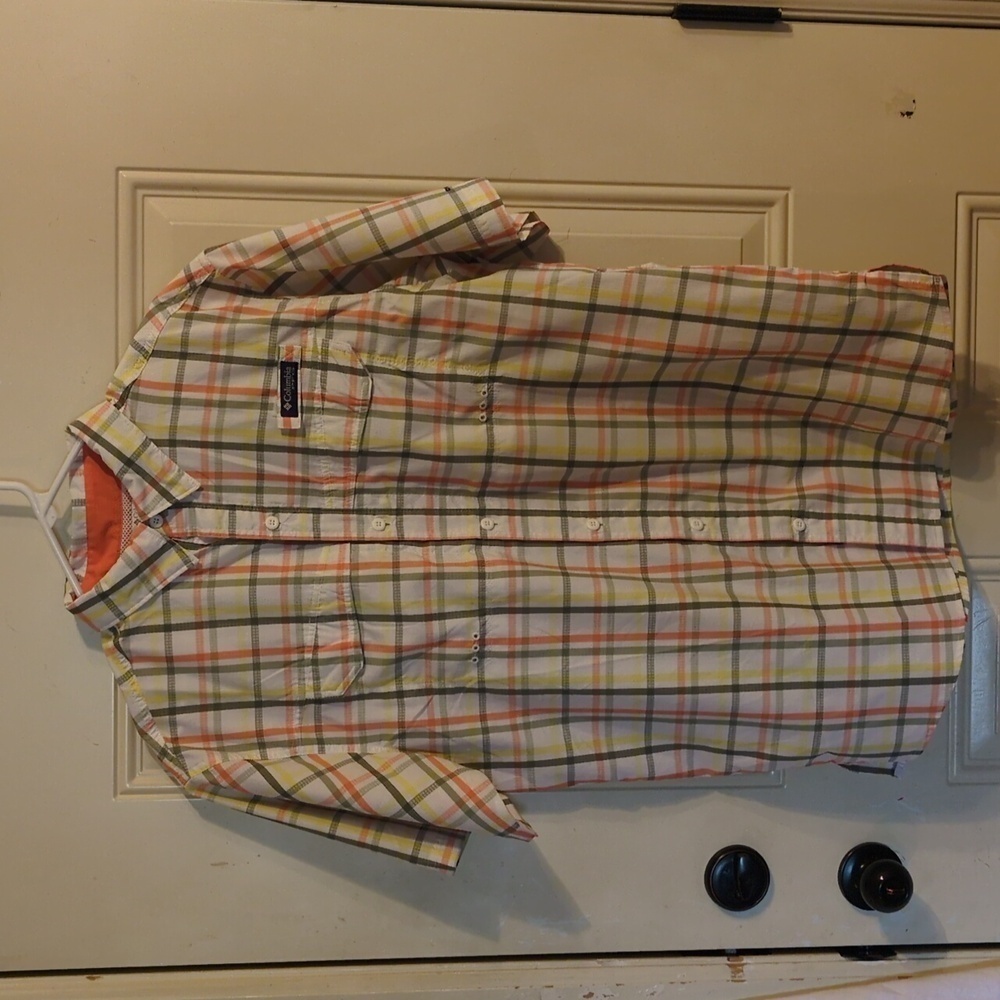 Upgrade Your Fishing Game with the Ultimate Columbia PFG Short Sleeve Shirt! EUC